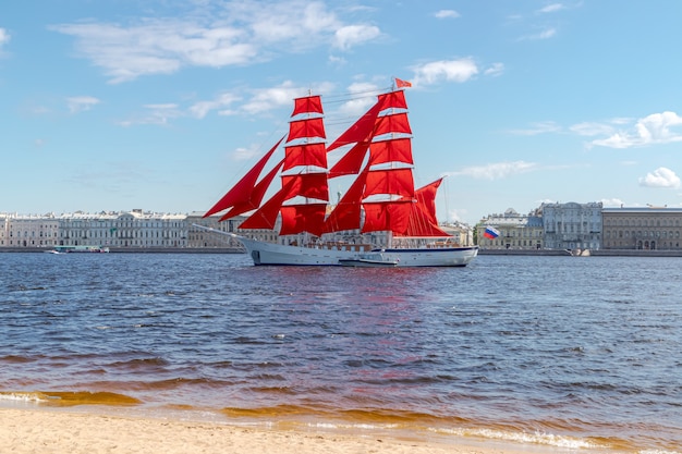 Bryg ze szkarłatnymi żaglami w akwenie Newy. Próba dorocznego święta absolwentów rosyjskich szkół. Sankt Petersburg,