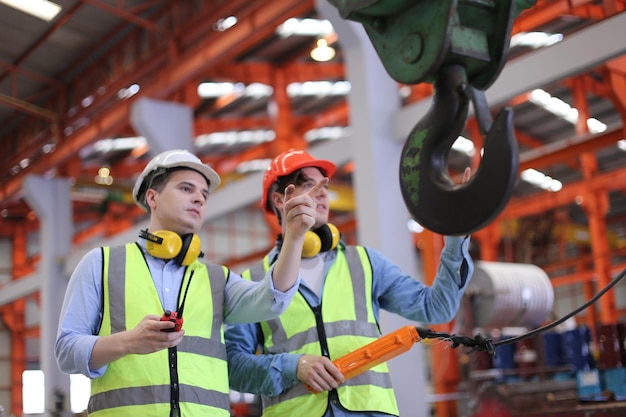 Brygadzista lub pracownik pracuje na terenie fabryki sprawdza maszynę lub produkty na miejscu Inżynier lub technik sprawdza materiał lub maszynę w zakładzie przemysłowym i fabryce