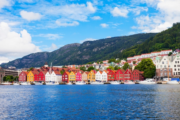 Bryggen to szereg budynków komercyjnych w porcie Vagen w Bergen w Norwegii