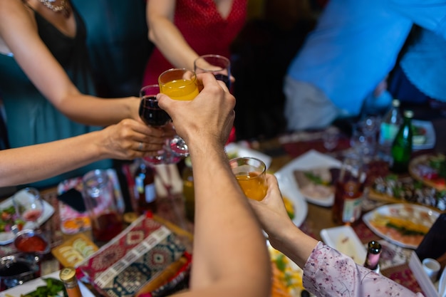 Brzęczące Szklanki Z Alkoholem I Grzankami And