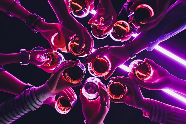 Brzęczące szklanki z alkoholem i opiekaniem, impreza. Gratulacje dla wydarzenia. Wesoła impreza przyjaciół.