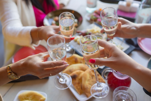 Brzęczące szklanki z alkoholem i opiekaniem, impreza.