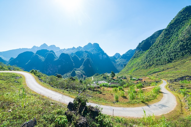 Brzęczenia Giang krasu geopark góry krajobraz w północnym wietnamu. Kręta droga w oszałamiającej scenerii. Pętla motocyklowa Ha Giang, słynni rowerzyści będący celem podróży, łatwi kierowcy.