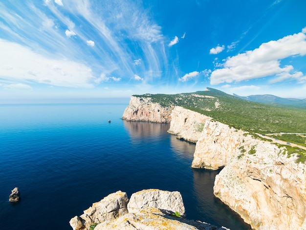 Brzeg Capo Caccia w pochmurny dzień