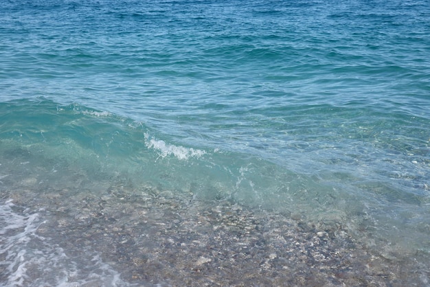 Brzeg kamyków z morzem i plażą w tle