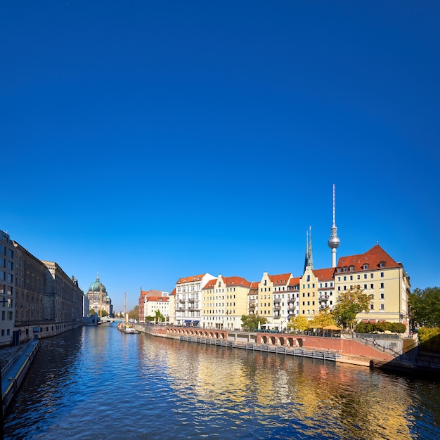 Brzeg rzeki ze starymi domami we wschodnim centrum Berlina, Niemcy, miejsca na tekst