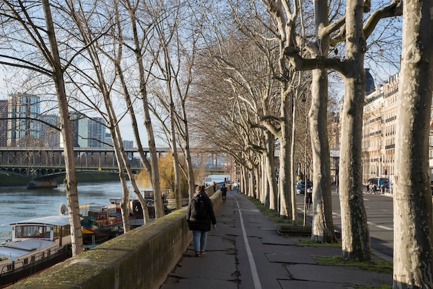 Brzeg Sekwany i most Bir Hakeim w Paryżu, Francja