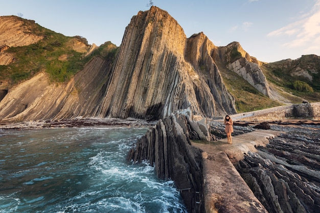 Brzegowy krajobraz sławny flisz w Zumaia, Baskijski kraj, Hiszpania. Znany punkt orientacyjny formacji geologicznych.