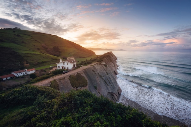 Brzegowy krajobraz Sławny flisz W Zumaia przy zmierzchem, Baskijski kraj, Hiszpania. Słynne formacje geologiczne.