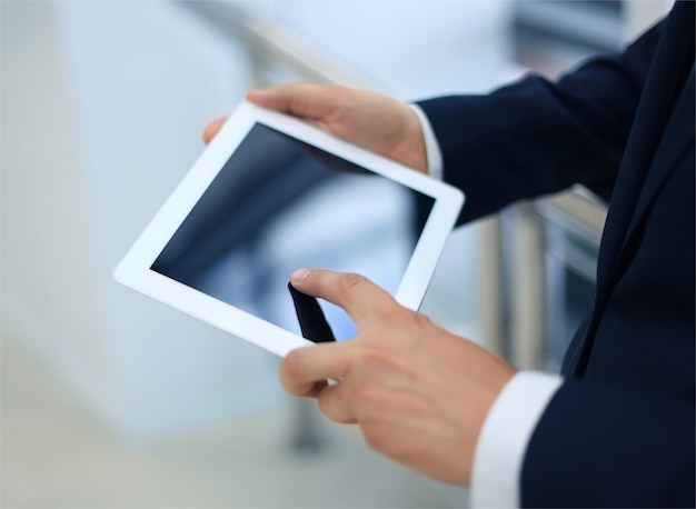 Zdjęcie brzuch biznesmena przy użyciu cyfrowego tabletu w biurze