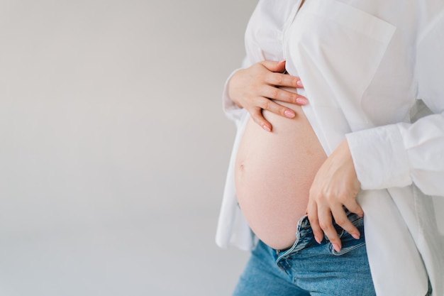 Brzuch kobiety w ciąży z bliska