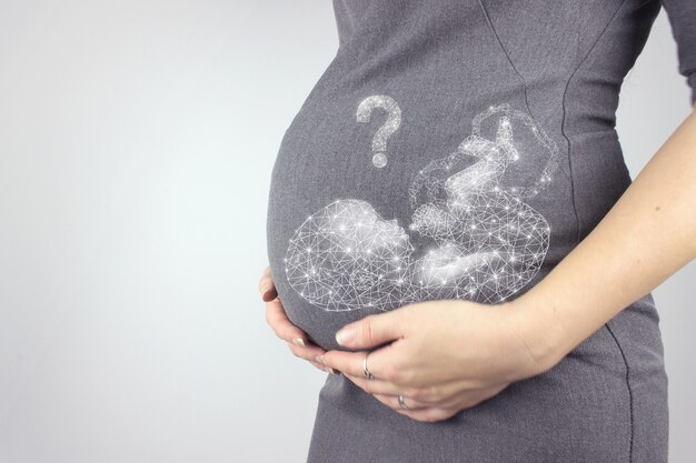 Brzuch kobiety w ciąży z hologramem płodu. Koncepcja ciąży, przygotowania i oczekiwania. Oczekiwanie matki.