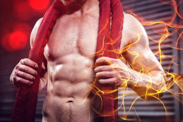 Zdjęcie brzuch mężczyzny bez koszuli z liną bojową na szyi na siłowni crossfit