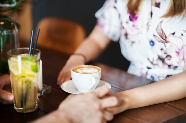 Brzuch Romantycznej Pary Randkującej W Restauracji?