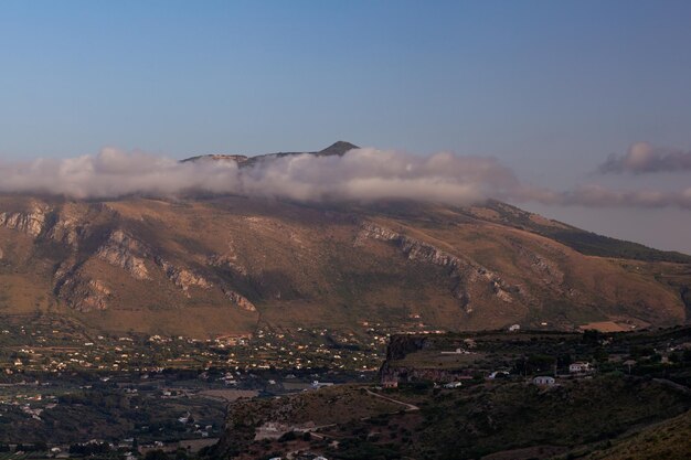 Zdjęcie brzydki górski krajobraz w pobliżu scopello we włoszech
