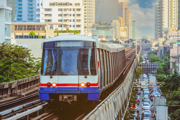 BTS Sky Train jeździ w centrum Bangkoku Pociąg Sky to najszybszy środek transportu w Bangkoku