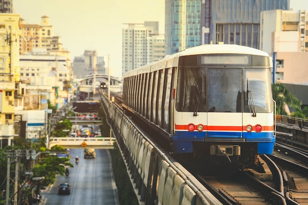 Bts Sky Train Kursuje W Centrum Bangkoku