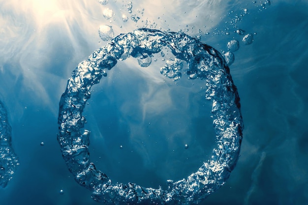 Bubble Ring Underwater Wznosi Się W Kierunku Słońca.