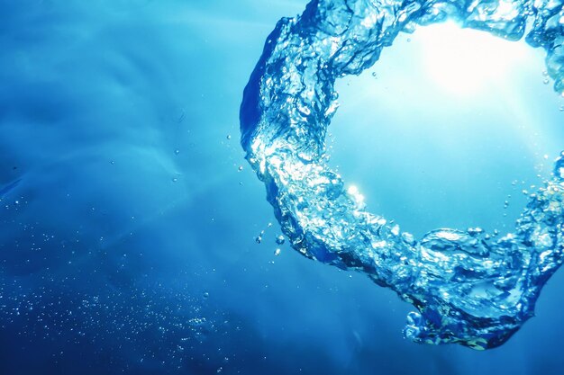 Bubble Ring Underwater wznosi się w kierunku Słońca.