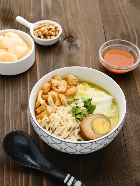 Bubur Bubur Ayam Indonezyjska owsianka ryżowa podawana z rozdrobnionym kurczakiem i jajkiem Selective Focus