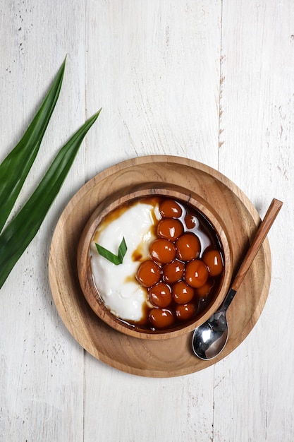 Bubur Sumsum lub Bubur Lemu to tradycyjna owsianka z mąki ryżowej i lepkiej kulki ryżowej candil