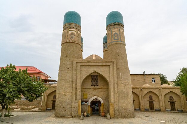 Buchara Uzbekistan 26 sierpnia 2023 Chor Minor znany również jako medresa Khalifa Niyazkula Bukhara Uzbekistan światowe dziedzictwo UNESCO