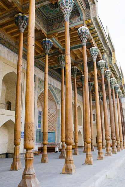 Buchara Uzbekistan grudzień 2021 Drewniane kolumny Bolo House Mosque