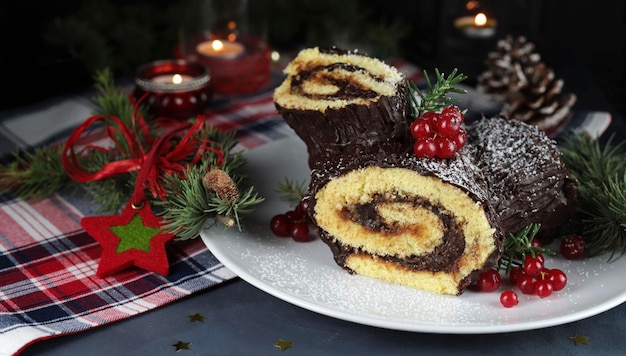 Zdjęcie buche de noel świąteczny ciasto z kremem czekoladowym
