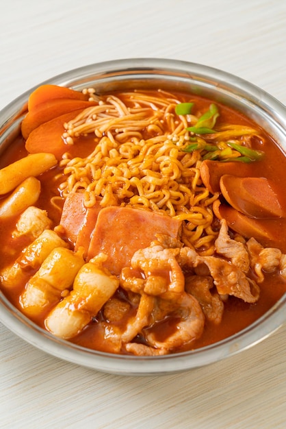 Budae Jjigae lub Budaejjigae (gulasz armii lub gulasz bazy armii). Jest pełen Kimchi, spamu, kiełbasek, makaronu ramen i wielu innych - popularny koreański styl jedzenia na gorący garnek