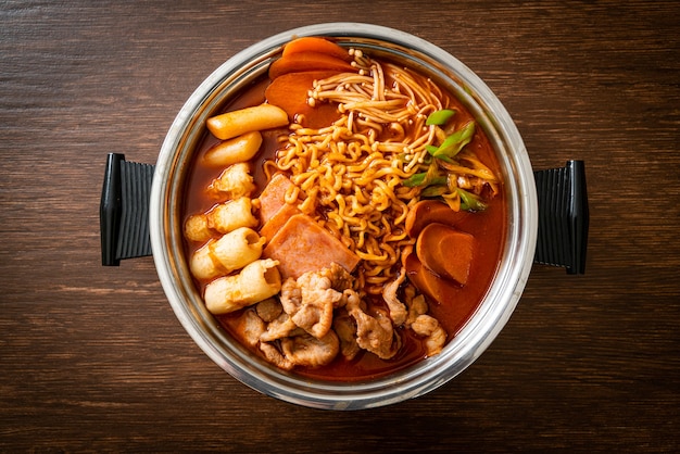 Budae Jjigae lub Budaejjigae (gulasz armii lub gulasz bazy armii). Jest pełen Kimchi, spamu, kiełbasek, makaronu ramen i wielu innych - popularny koreański styl jedzenia z gorącym garnkiem