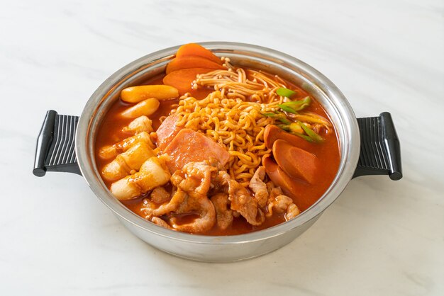 Budae Jjigae lub Budaejjigae (gulasz wojskowy lub gulasz wojskowy)