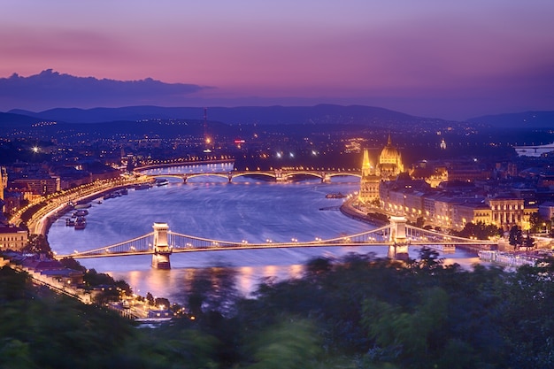 Budapest Panorama Z Parlamentem I Mostami Podczas Błękitnego Godzina Zmierzchu.