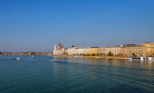 Budapeszt o zmierzchu z węgierskiego parlamentu i Margaret Bridge na Dunaju