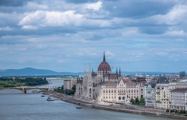 Budapeszt, Węgry 18.08.2021. Panoramiczny Widok Na Dunaj I Budynek Parlamentu W Budapeszcie, Węgry, W Słoneczny Letni Dzień