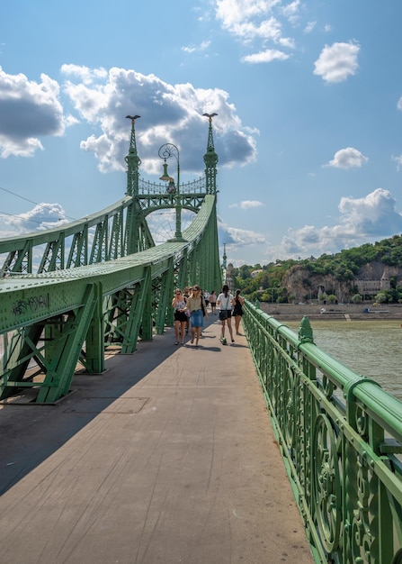 Budapeszt Węgry 21082021 Most Wolności nad Dunajem w Budapeszcie w słoneczny letni dzień