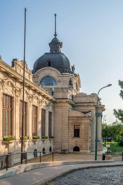 Budapeszt Węgry 21082021 Termiczna kąpiel lecznicza Szechenyi w Budapeszcie Węgry w słoneczny letni poranek