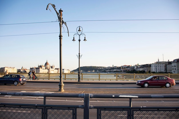 BUDAPESZT WĘGRY 23 WRZEŚNIA Droga z pociągiem tramwajem i węgierskimi pasażerami i zagranicznymi podróżnikami idącymi chodnikiem obok Elizabeth Bridge Road 23 września 2019 r. w Budapeszcie Węgry