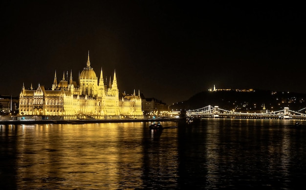 Budapeszt Węgry 3 maja 2018 Nocny widok na budynek parlamentu miasta Budapeszt po lewej stronie Buda cast