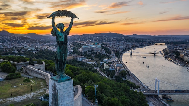 Budapeszt, Węgry, lipiec 2019 - Widok z lotu ptaka Statua Wolności w Budapeszcie podczas zmierzchu