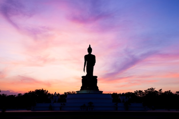 Budda o zachodzie słońca.