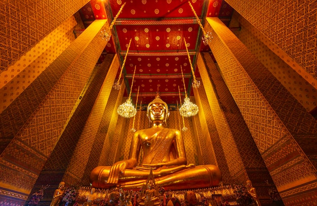 Budda w świątyni Wat Kalayanamitr Varamahavihara w Tajlandii