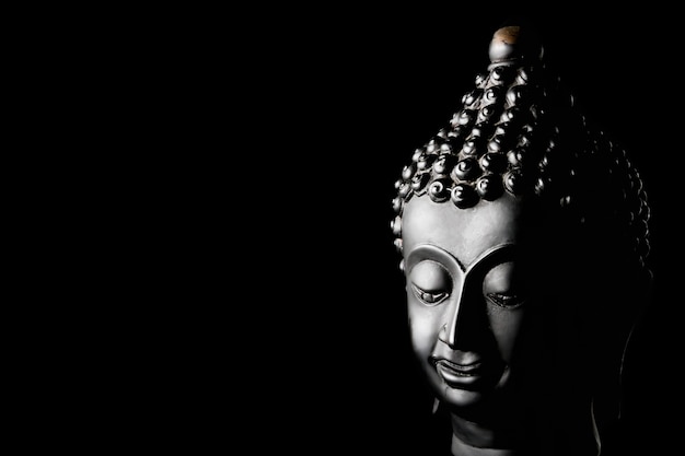 Buddha statua na czarnym tle. Wolne miejsce na tekst