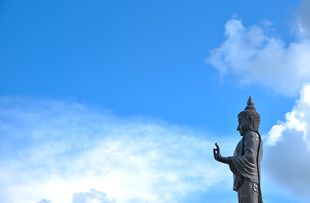 Buddha statua na światła słonecznego niebieskim niebie