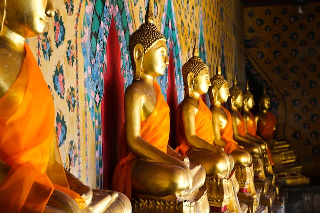 Buddha statua przy Watem Arun Bangkok Tajlandia.