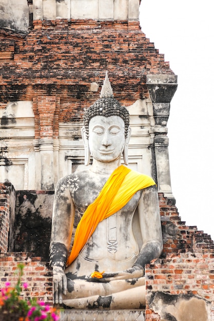 Buddha Statua W Wata Yai Chaimongkol świątyni, Ayutthaya, Tajlandia.