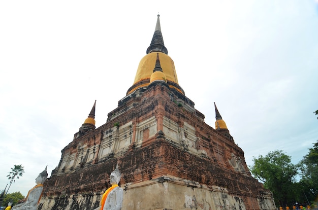 Buddha statuy przy świątynią Wat Yai Chai Mongkol w Ayutthaya blisko Bangkok, Tajlandia