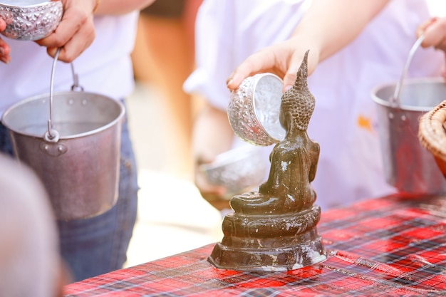 Buddha statuy wodna ceremonia w Songkran festiwalu tradyci, Tajlandia