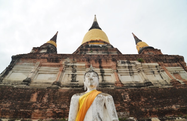 Buddhas I Pagoda W Wacie Yai Chai Mongkol Przy Ayutthaya, Tajlandia