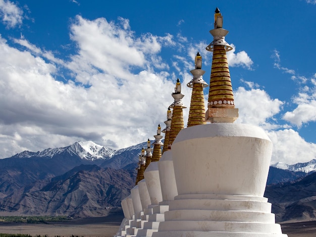 Buddyjska chortens stupa i góry Himalaje w tle w pobliżu Pałacu Shey w Ladakhu w Indiach