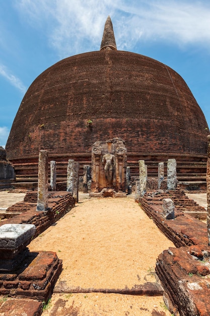 Buddyjska stupa dagoba w starożytnym mieście pollonaruwa